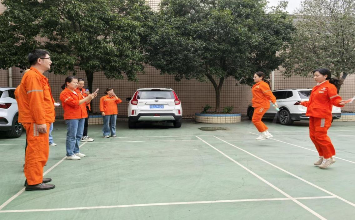 光芒四射，繩彩飛揚(yáng) ——弘旭公司工會(huì)開展秋季跳繩活動(dòng)(圖1)